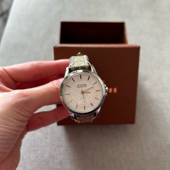 Coach Women's 14501525 Silver Leather Quartz Watch - Picture 3 of 4